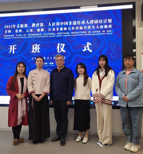 张露与项兆伦部长大合照